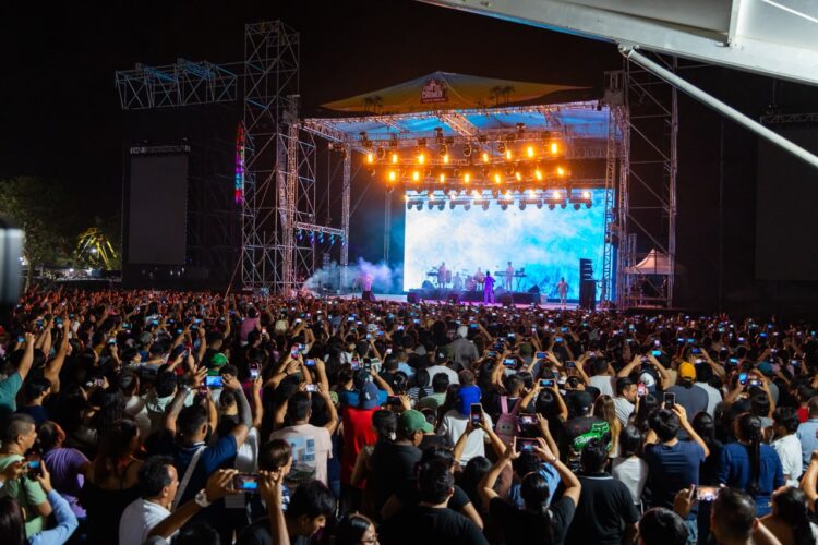 Grupo Mojado pone a cantar y bailar a más de 30 mil personas en la Feria del Carmen 2026