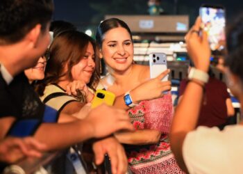 Estefanía Mercado acompaña a más de 20 mil personas en el concierto de Cachirula y Loojan en la Feria del Carmen