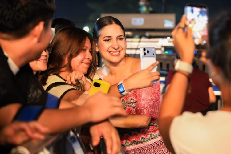 Estefanía Mercado acompaña a más de 20 mil personas en el concierto de Cachirula y Loojan en la Feria del Carmen