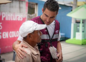 Gino Segura recorre tianguis de Cancún para mantener el diálogo con la ciudadanía 