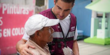 Gino Segura recorre tianguis de Cancún para mantener el diálogo con la ciudadanía 