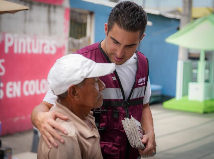 Gino Segura recorre tianguis de Cancún para mantener el diálogo con la ciudadanía 