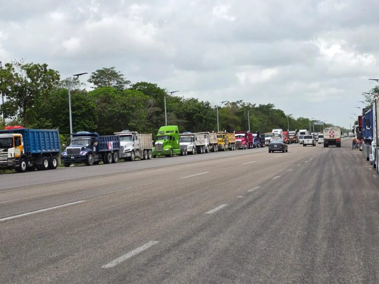 Transportistas amagan con caravana por la carretera 307 pero llegan a acuerdo