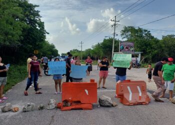 Bloquean habitantes de Nuevo Durango carretera a Cobá