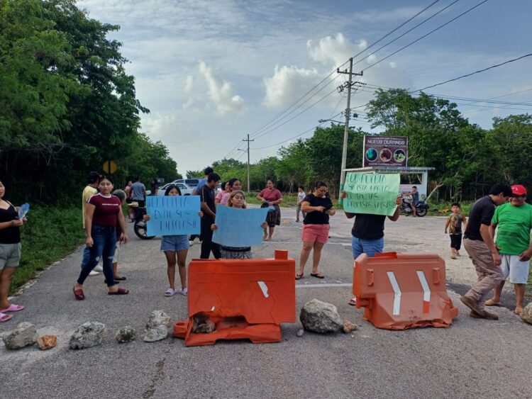 Bloquean habitantes de Nuevo Durango carretera a Cobá