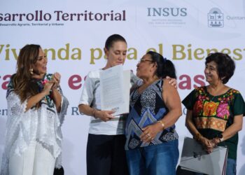Entregan Claudia Sheinbaum y Mara Lezama 474 escrituras a familias de la colonia Colosio tras más de 30 años de espera