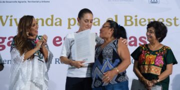 Entregan Claudia Sheinbaum y Mara Lezama 474 escrituras a familias de la colonia Colosio tras más de 30 años de espera