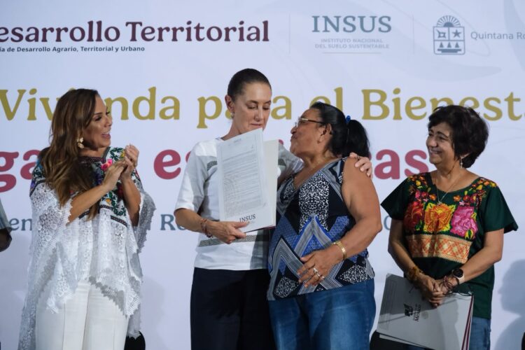 Entregan Claudia Sheinbaum y Mara Lezama 474 escrituras a familias de la colonia Colosio tras más de 30 años de espera