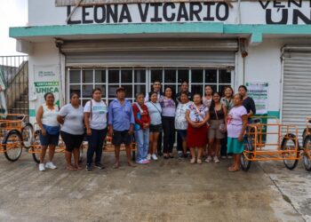 Apoya Blanca Merari a familias de Leona Vicario