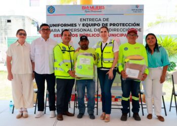 Atenea Gómez entrega uniformes y equipo de protección al personal de Servicios Públicos de Isla Mujeres