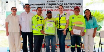 Atenea Gómez entrega uniformes y equipo de protección al personal de Servicios Públicos de Isla Mujeres