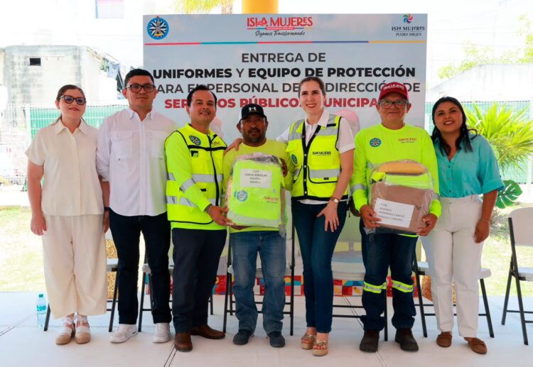Atenea Gómez entrega uniformes y equipo de protección al personal de Servicios Públicos de Isla Mujeres