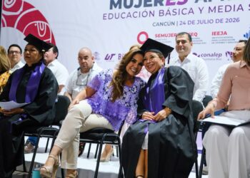 Entregan Mara Lezama y Carmen Enedina Rodríguez 181 certificados a mujeres 