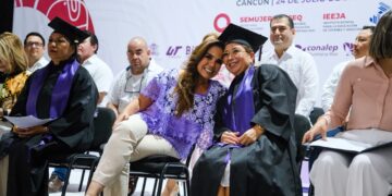 Entregan Mara Lezama y Carmen Enedina Rodríguez 181 certificados a mujeres