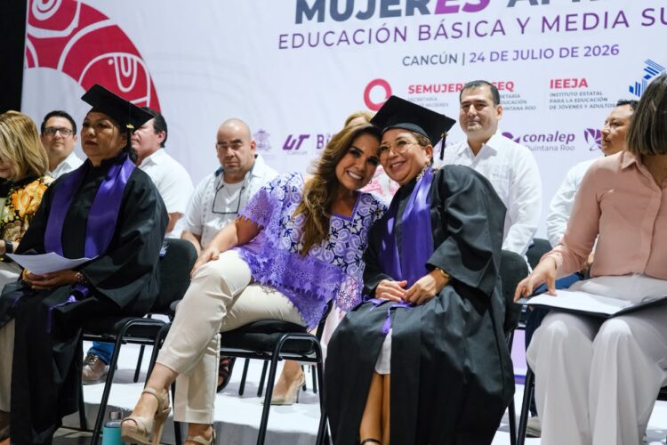Entregan Mara Lezama y Carmen Enedina Rodríguez 181 certificados a mujeres 