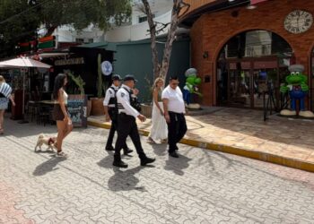 Denuncian turistas españoles presunta estafa en joyería de la Quinta Avenida