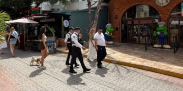 Denuncian turistas españoles presunta estafa en joyería de la Quinta Avenida