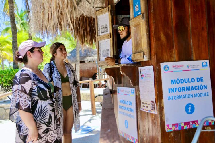 Gobierno de Isla Mujeres refuerza atención turística con módulos de información en Playa Norte y Playa Centro