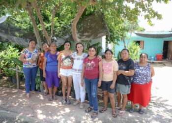 Camina Ana Paty Peralta comunidades de Lázaro Cárdenas