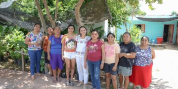 Camina Ana Paty Peralta comunidades de Lázaro Cárdenas