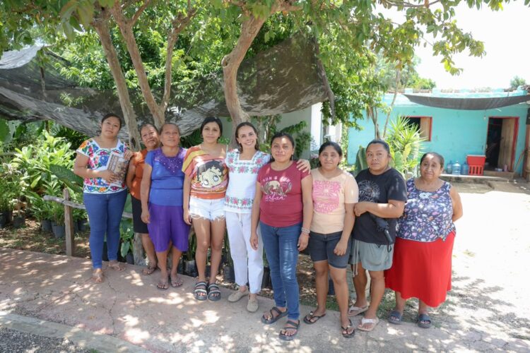 Camina Ana Paty Peralta comunidades de Lázaro Cárdenas