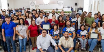 Estefanía Mercado entrega las primeras becas económicas para atletas de alto rendimiento de Playa del Carmen