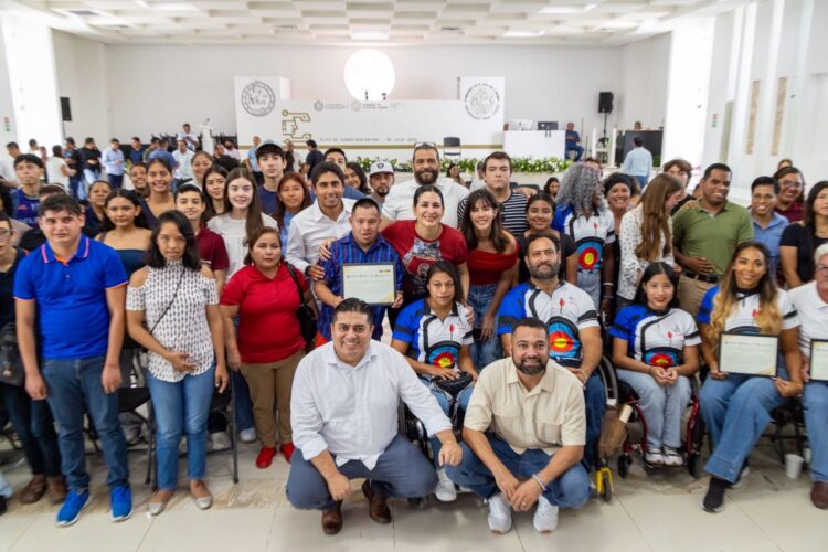 Estefanía Mercado entrega las primeras becas económicas para atletas de alto rendimiento de Playa del Carmen