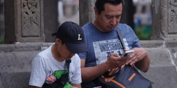 Claudia Sheinbaum busca consenso para regular el uso de celulares y redes sociales entre menores de edad