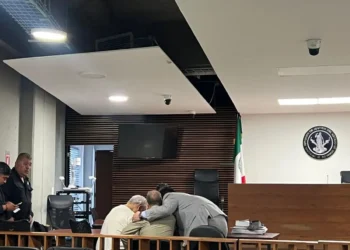 Esposa otorga perdón al ex director de Pemex, pero jueza lo vincula a proceso por violencia familiar