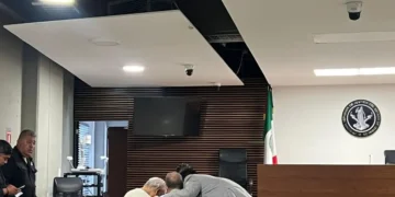 Esposa otorga perdón al ex director de Pemex, pero jueza lo vincula a proceso por violencia familiar