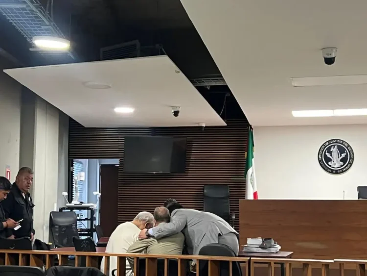 Esposa otorga perdón al ex director de Pemex, pero jueza lo vincula a proceso por violencia familiar