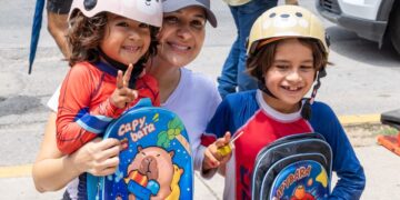 A las aulas con ilusión; reparten mil mochilas en Solidaridad