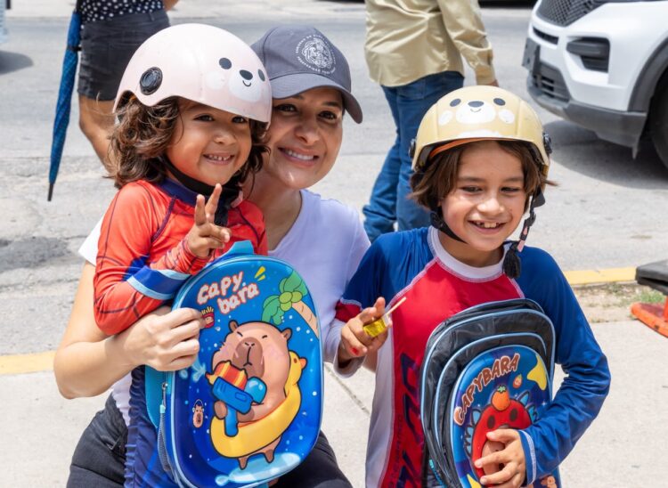 A las aulas con ilusión; reparten mil mochilas en Solidaridad