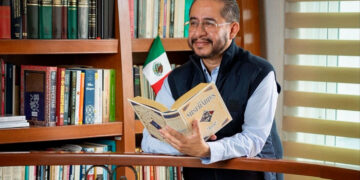 A puerta cerrada; Hugo Eric Flores asume liderazgo de su nuevo partido político PAZ