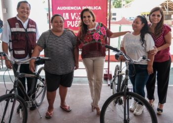 Atención en territorio; Mara Lezama atiende peticiones de habitantes en Lázaro Cárdenas
