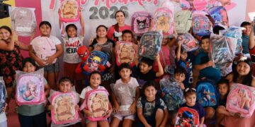 Atenea Gómez Ricalde entrega más de cuatro mil mochilas escolares