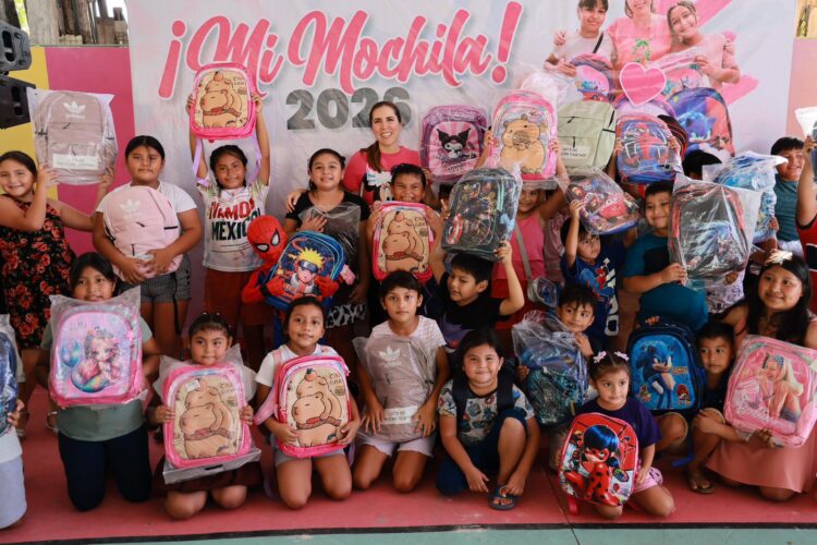 Atenea Gómez Ricalde entrega más de cuatro mil mochilas escolares