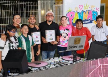 Atenea Gómez acompaña a juventudes isleñas en la Carrera de Colores