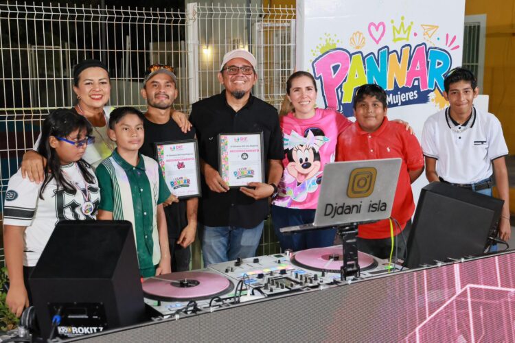 Atenea Gómez acompaña a juventudes isleñas en la Carrera de Colores