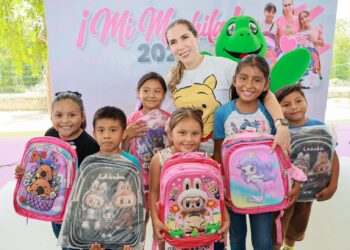 Atenea Gómez inicia entrega de más de 4 mil mochilas a estudiantes isleños