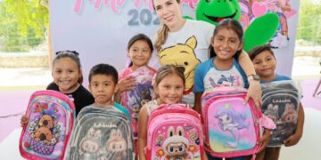 Atenea Gómez inicia entrega de más de 4 mil mochilas a estudiantes isleños