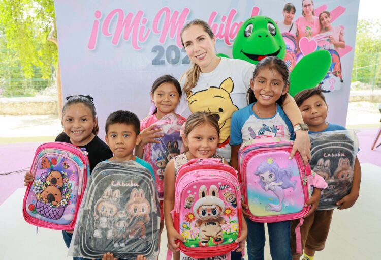 Atenea Gómez inicia entrega de más de 4 mil mochilas a estudiantes isleños
