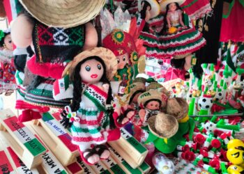 Banderas y color; comienza la venta de artículos patrios en Cancún