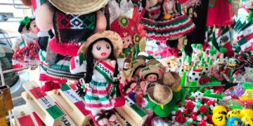 Banderas y color; comienza la venta de artículos patrios en Cancún