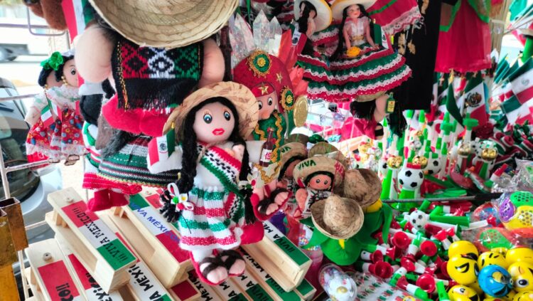 Banderas y color; comienza la venta de artículos patrios en Cancún