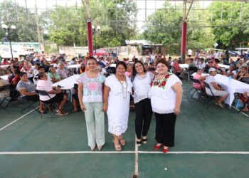 Blanca Merari festeja a abuelitas y abuelitos de Puerto Morelos