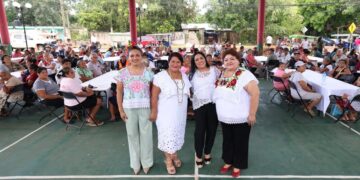 Blanca Merari festeja a abuelitas y abuelitos de Puerto Morelos