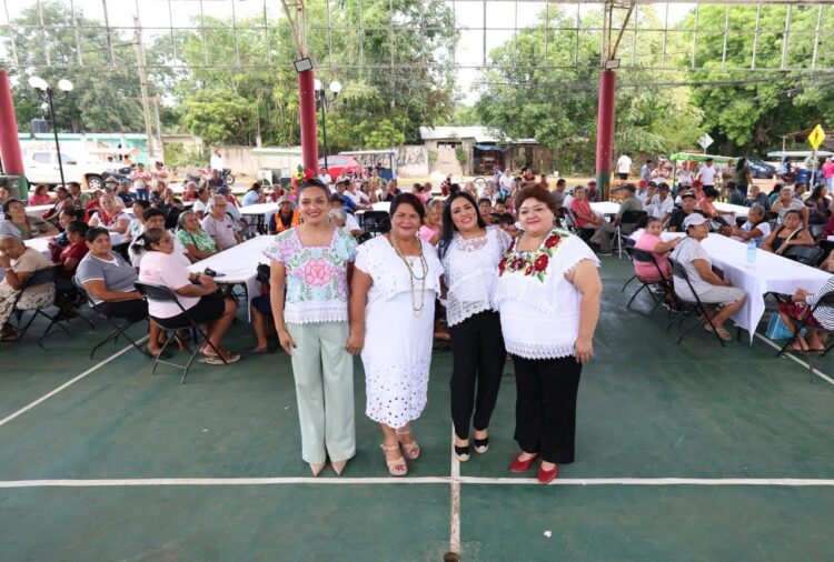 Blanca Merari festeja a abuelitas y abuelitos de Puerto Morelos