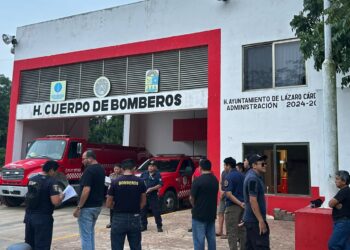 Con escolta policiaca, destituyen a director de Bomberos de Lázaro Cárdenas