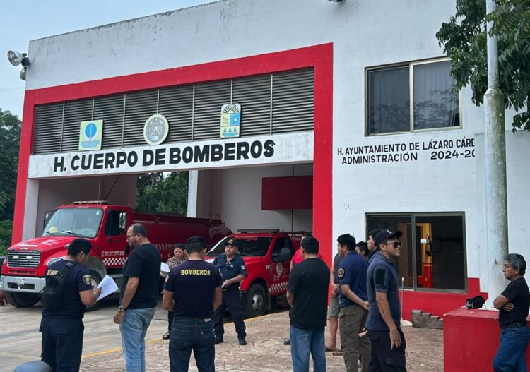 Con escolta policiaca, destituyen a director de Bomberos de Lázaro Cárdenas